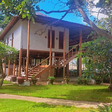 Pasir Putih Resort & Resto Maluk Luaran gambar