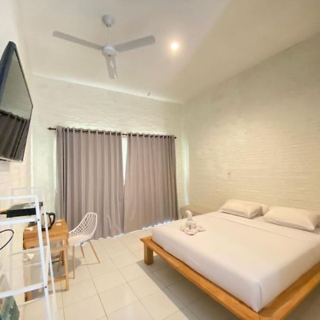 Pasir Putih Resort & Resto Maluk Luaran gambar