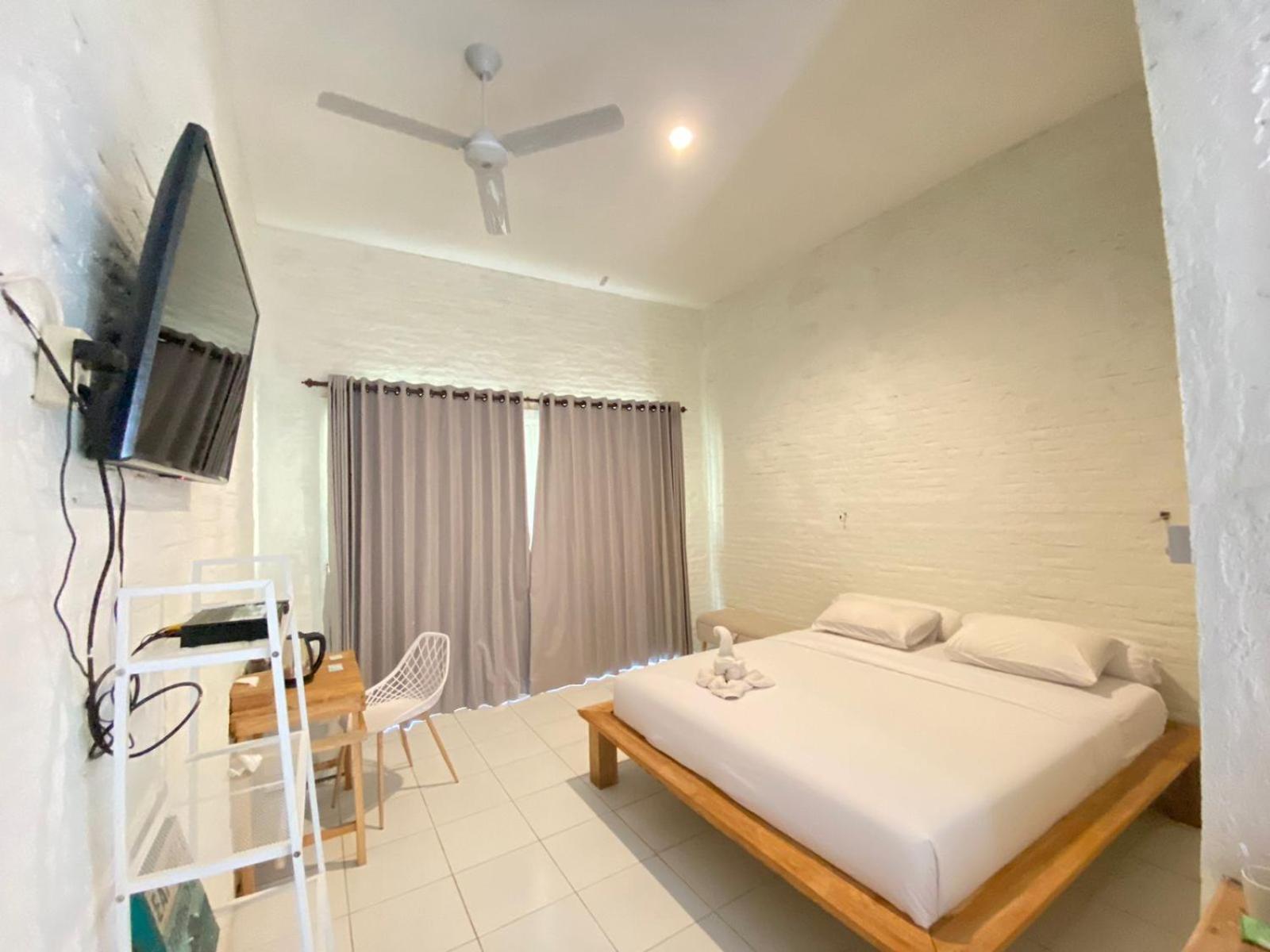 Pasir Putih Resort & Resto Maluk Luaran gambar