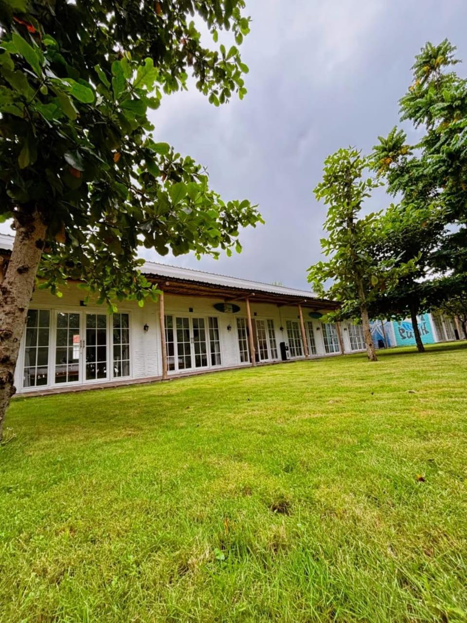 Pasir Putih Resort & Resto Maluk Luaran gambar