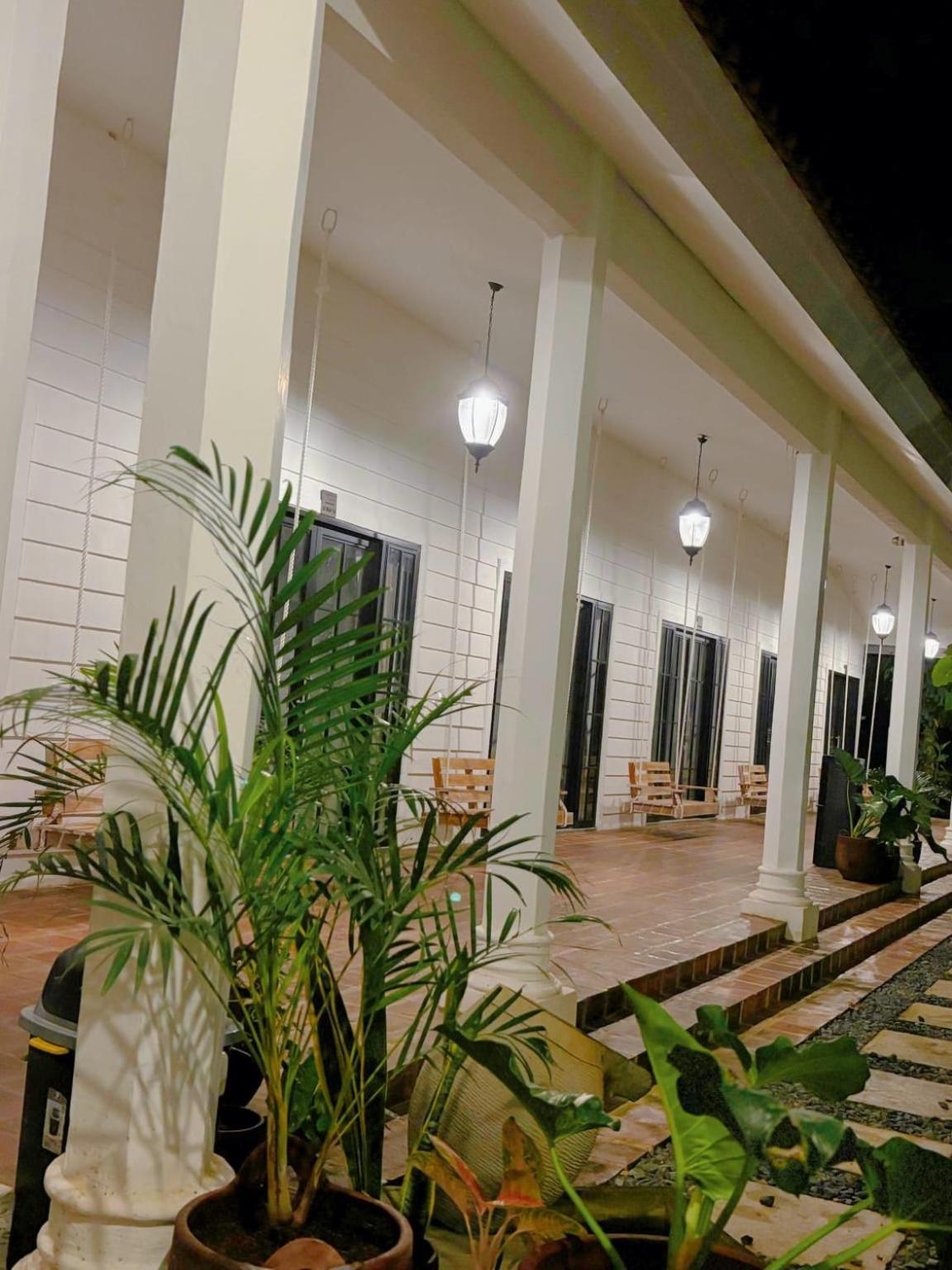 Pasir Putih Resort & Resto Maluk Luaran gambar